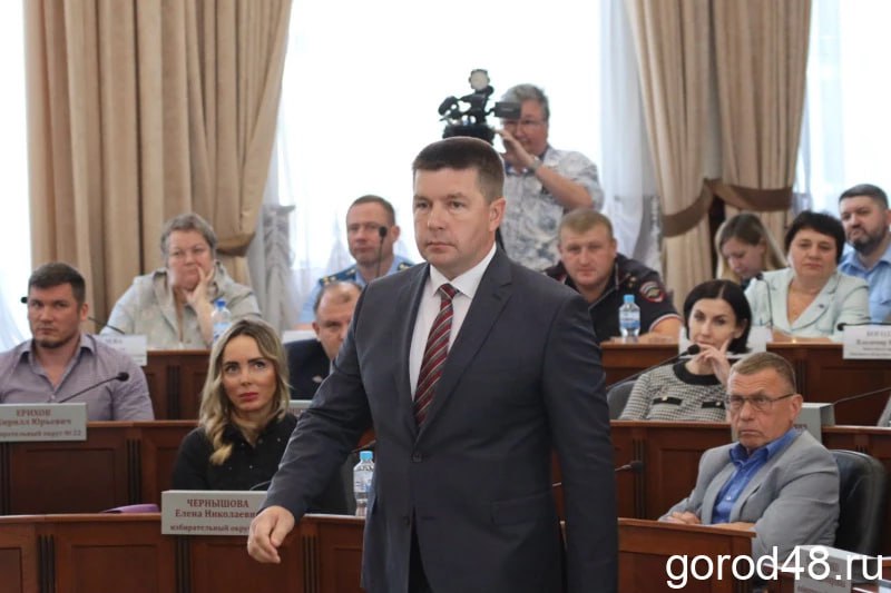 Заявление мэра Романа Ченцова об отставке Липецкий горосовет рассмотрит 24 февраля на назначенной на этот день сессии По словам первого вице спикера Липецкого горсовета Бориса Понаморева на этой сессии назначат и о главы города возможно кого то из действующих заместителей мэра Главой администрации Липецка Роман Ченцов избран 27 июня 2024 года До этого он руководил Лебедянским и Добринским районам области Роман Ченцов родился 12 ноября 1980 года в селе Талицкий Чамлык Добринского района Окончил Воронежский аграрный университет и липецкий филиал РАНХиГС Карьеру начал ветеринарным врачом Елецкого птицеперерабатывающего комбината