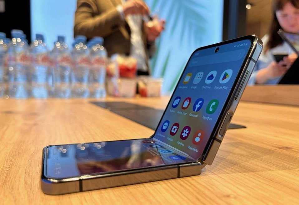 Рекорд в складках почему продажи складных смартфонов растут на падающем рынке   Продажи складных смартфонов в России в 2025 году выросли на 30 достигнув рекордных 104 000 штук   Выручка от продаж таких устройств увеличилась на 25 с 8 7 до 10 7 млрд рублей несмотря на общее падение рынка смартфонов на 19 25   Из нишевого продукта для энтузиастов складные смартфоны превратились в устойчивый флагманский сегмент с улучшенной надежностью и сценариями использования Согласно данным ICMR в 2020 году в России было продано лишь 11 000 складных смартфонов на 1 7 млрд рублей что показывает почти десятикратный рост объема рынка за пять лет Если в 2026 году действительно выйдет складной iPhone сегмент может получить дополнительный импульс но и без того он доказал что готов платить за инновации даже в период общей экономии