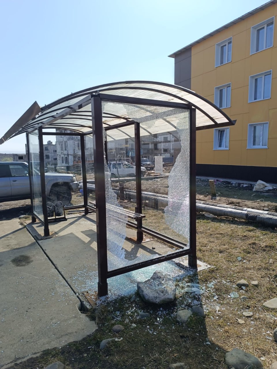 В селе Горное произошёл неприятный инцидент, связанный с актом вандализма. Неизвестные лица нанесли ущерб остановочному павильону. Часть конструкции остановки общественного транспорта была повреждена. Администрация Курильского муниципального округа напоминает гражданам о том, что действия, классифицируемые как вандализм, подпадают под ответственность в соответствии с Уголовным кодексом РФ, а именно, статья 214 «Вандализм». Данное правонарушение предусматривает серьёзные меры наказания за умышленное повреждение или уничтожение имущества. Важно отметить, что в будущем, когда в районе будет внедрена система АПК «Безопасный город», такие противоправные действия с высокой вероятностью будут фиксироваться на камеры видеонаблюдения. Это не только облегчит поиск виновных, но и обеспечит оперативное привлечение их к ответственности, делая наказание неизбежным. #Итуруп #Курильскийрайон