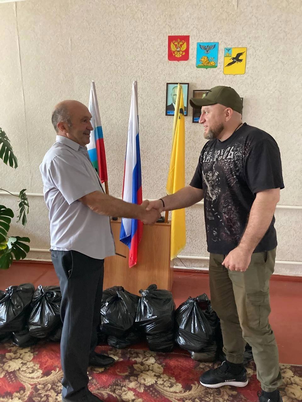 В Мокрой Орловке назначили нового главу администрации Об этом сообщил губернатор Вячеслав Гладков на совещании регионального правительства. Глава округа Дмитрий Панков рассказал, что новым руководителем стал Сергей Кулаков. Он уже приступил к работе, постоянно находится на месте и жителям села он нравится. Ранее губернатор критиковал местные власти за плохую организацию работы.