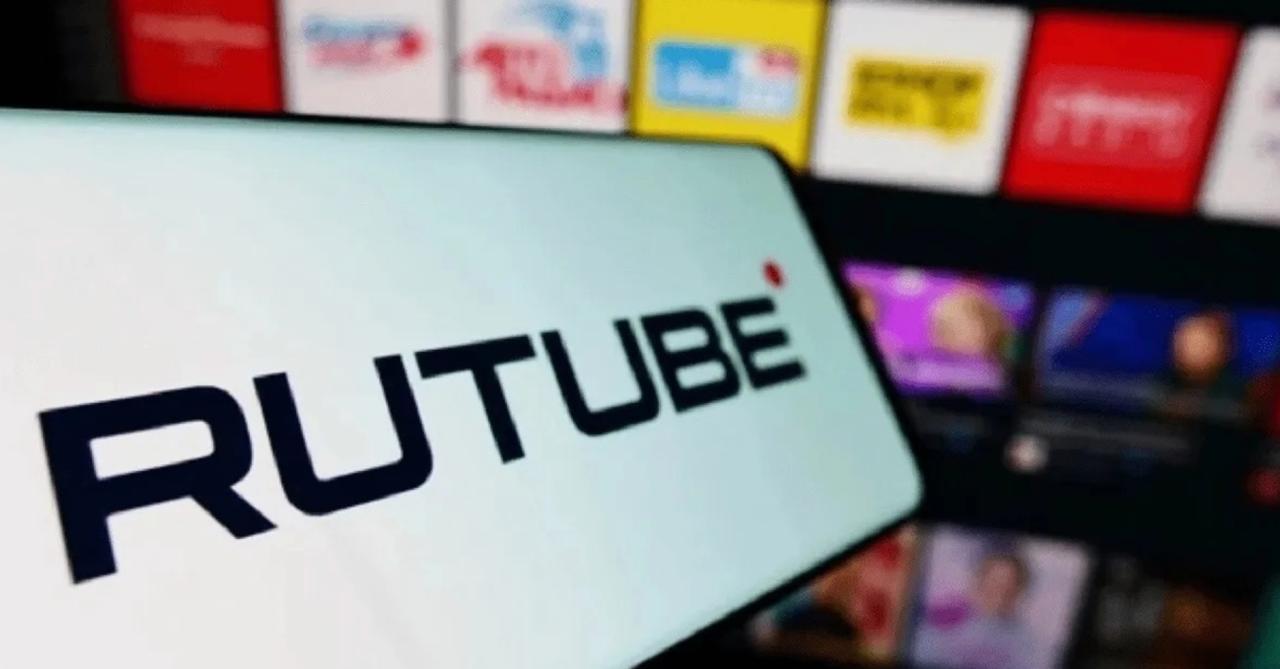 9 мая без рекламы: Rutube, VK и Яндекс отдают дань памяти Великой Победе В честь 80-летия Победы отечественные IT-гиганты Rutube, VK и Яндекс решили отключить коммерческую рекламу на своих платформах, чтобы дать пользователям возможность сосредоточиться на контенте, посвященном Великой Отечественной войне. Rutube запускает программу «День тишины» и будет работать без рекламы с 00:00 до 23:59 по московскому времени. Это решение позволит зрителям без помех погрузиться в материалы о героях войны. VK также отключит рекламу и предложит зрителям более 30 образовательных и просветительских проектов о событиях той эпохи. Все они будут доступны на специальной странице 9may.vk.company. Яндекс не будет показывать рекламу на своей главной странице, а также на таких сервисах, как «Кинопоиск», «Яндекс.Музыка», «Афиша» и «Книги». Вместо рекламы появятся тематические подборки фильмов, книг, песен и других материалов, посвященных Победе.