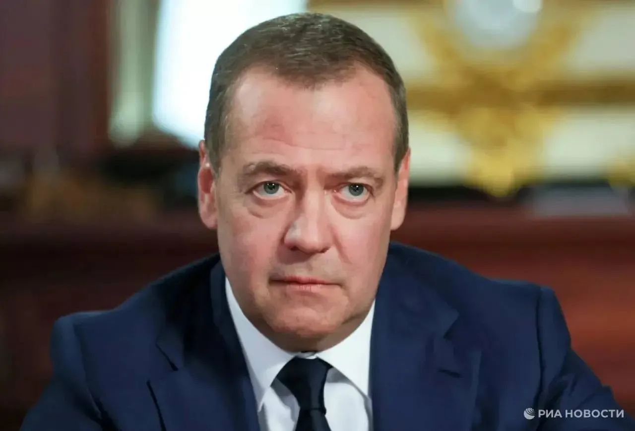Дмитрий Медведев стал главным редактором новых школьных учебников по обществознанию для 9 11 классов сообщили в Минпросвещения РИА Новости gazetayuga Газета Юга в MAX