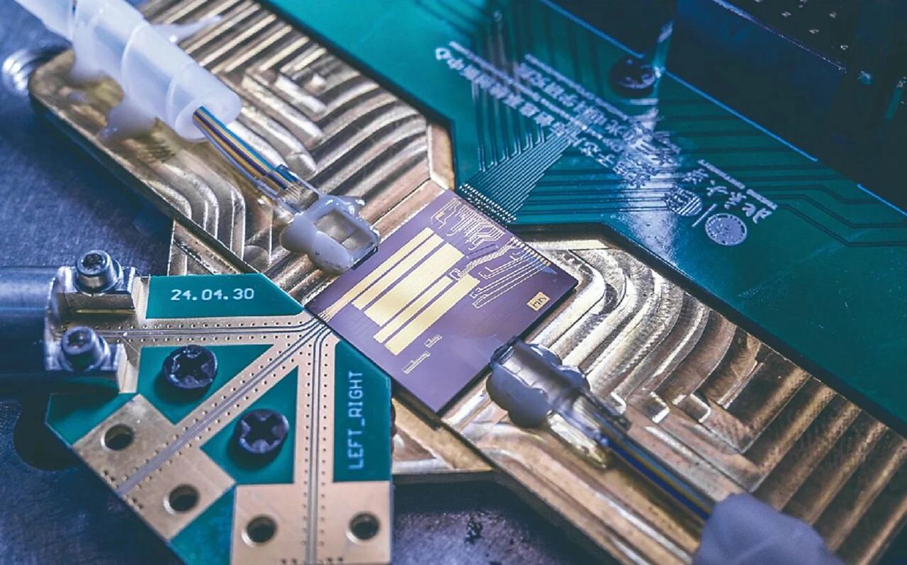 Китайские учёные создали первый в мире универсальный 6G модем Его скорость достигает 100 Гбит с С такой скоростью видео в разрешении 8K весом 50 ГБ можно скачать за считанные секунды Модем работает на любой частоте в диапазоне 0 5 115 ГГц Apple Media