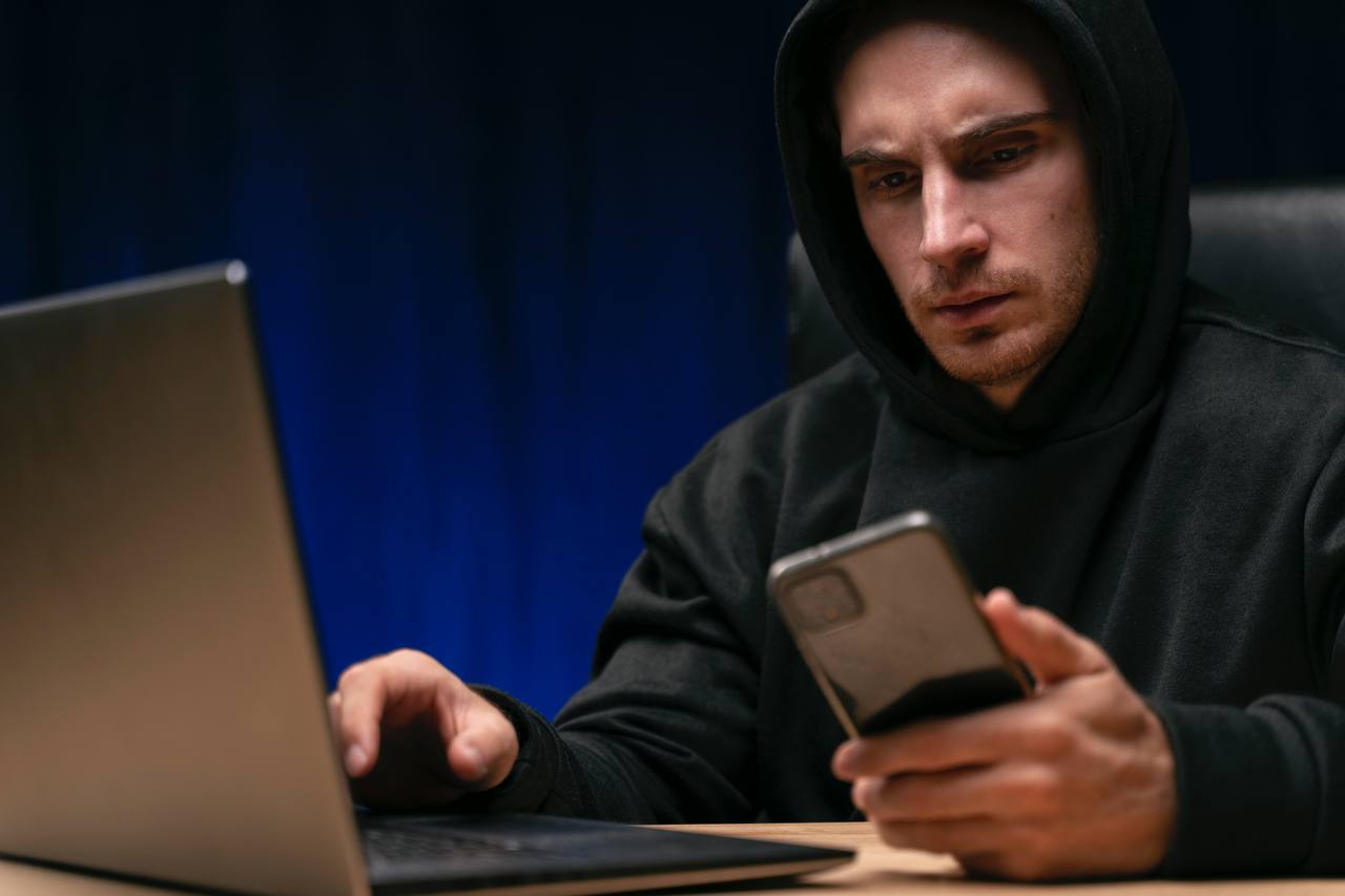 Свыше 40 россиян верит уловкам киберпреступников Компания RED Security открытая экосистема ИБ решений и экспертизы для комплексной защиты бизнеса выяснила что почти половина россиян не могут распознать мошенников Так до прохождения специализированного обучения 41 персонала не справляется с выявлением мошеннических писем и переходит по фишинговым ссылкам или открывает вредоносные вложения Каждый третий сотрудник вводит на фишинговых сайтах логины и пароли от корпоративных учетных записей Свыше 40 сотрудников компаний уязвимы для фишинга поскольку не умеют выявлять признаки вредоносных рассылок и переходят по ссылкам из таких писем либо открывают вложения к ним Кроме того 34 из них вводят на поддельных страницах логины и пароли от рабочих аккаунтов При этом около 13 пользователи настолько уверены в правильности своих действий что введя корпоративные учетные данные на стороннем ресурсе и не получив ожидаемой информации повторяют ввод несколько раз подряд Исследователи также отмечают что вредоносные рассылки становятся более качественными и таргетированными в том числе благодаря использованию атакующими технологий искусственного интеллекта По данным RED Security SOC к сентябрю объем фишинговых писем с признаками применения ИИ вырос на 53 по сравнению с аналогичным периодом прошлого года Для профилактики инцидентов связанных с действиями сотрудников специалисты RED Security Awareness советуют регулярно проводить для персонала тренинги по кибербезопасности Эксперты отмечают что после первого обучения процент переходов по фишинговым ссылкам снижается минимум в два раза Информационный обзор редакции Мы в МАХ Новости тут Прислать фото видео