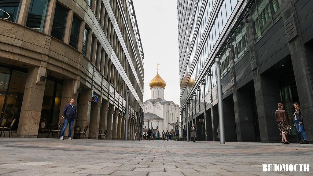 Яндекс ведет переговоры с бывшей структурой Сбербанка об аренде площадей в бизнес центре Белая площадь рядом с Белорусским вокзалом Об этом Ведомостям рассказали три консультанта работавших с участниками потенциальной сделки По их словам речь может идти примерно о 20 000 кв м Базовая ставка аренды может составлять 100 000 руб за квадрат в год считает исполнительный директор Remain Александр Богданов Скорее всего Яндекс рассматривает аренду этого объекта для размещения там одного из своих бизнес подразделений говорят опрошенные Ведомостями консультанты Бизнес центр Белая площадь внесен в один из закрытых паевых инвестфондов под управлением УК Современные фонды недвижимости Если стороны договорятся эта сделка может стать одной из крупнейших на рынке офисной недвижимости 2025 года Подпишитесь на Ведомости