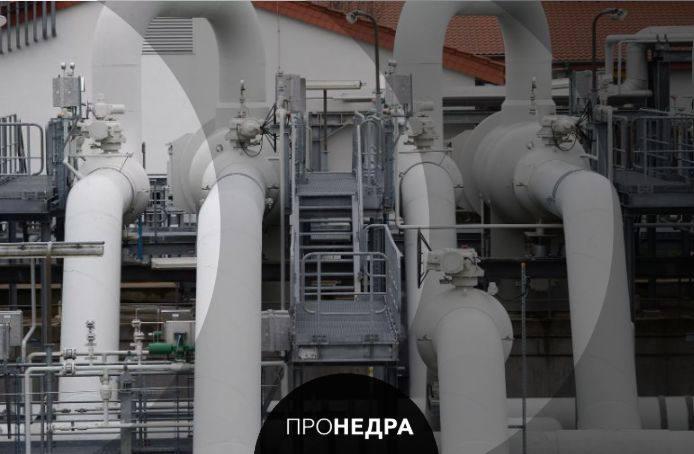 Великобритания столкнется с рисками поставок газа в 30 х годах Великобритания может столкнуться с новыми рисками в поставках природного газа уже в следующем десятилетии Об этом предупредил Национальный оператор энергетической системы NESO в своем первом ежегодном отчете Оценка NESO охватывает зимний период с 2030 31 по 2035 36 год При нормальных условиях поставок газа будет достаточно Однако при сценариях пикового спроса который случается раз в 20 лет анализ выявляет риск срыва поставок Главная причина наличия рисков спад добычи на Континентальном шельфе Великобритании По данным Offshore Energies UK OEUK внутренняя добыча нефти и газа за последние пять лет упала на 40 К 2030 году добыча сократится вдвое Пронедра Подписывайся