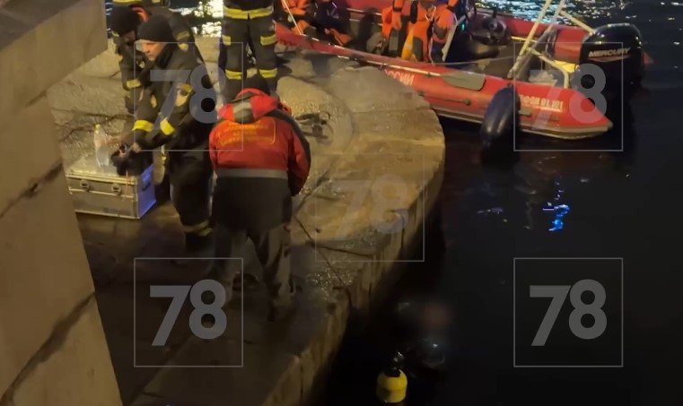 Тело мужчины было обнаружено в Неве на Университетской набережной у Дворцового моста СМИ пишут что мужчина спрыгнул в воду со стороны Кунсткамеры На месте происшествия работают спасательные службы Обстоятельства падения и причины происшествия сейчас выясняются правоохранительными органами 78 Подпишись на СЗФОшную