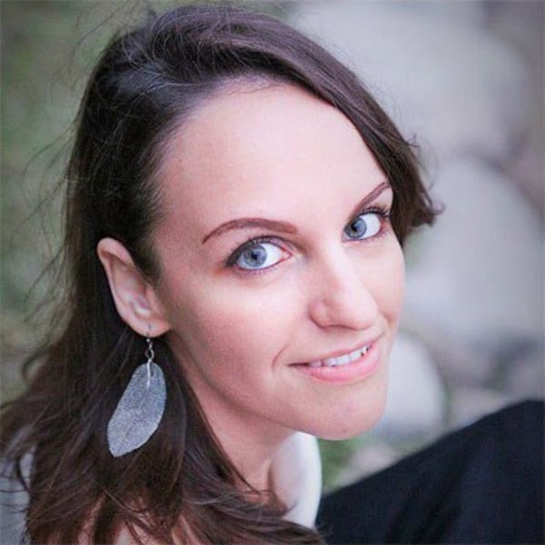 Умерла петербургская журналистка Ирина Панкратова Специальный корреспондент The Bell внесено в реестр иностранных агентов Ирина Панкратова скончалась в возрасте 38 лет. Об этом в своих соцсетях сообщила основательница издания Елизавета Осетинская также признана иноагентом . «Сейчас трудно подобрать слова, чтобы говорить об Ире — она была и смелой, и талантливой, и боевой, и красивой. Несколько месяцев она отважно боролась с очень тяжелым заболеванием. Это ужасно несправедливо. Спасибо всем, кто помогал. Светлая память Ире и соболезнования родным»,— написала Елизавета Осетинская внесена в перечень иноагентов . Ирина Панкратова работала в The Bell СМИ признано иноагентом с 2019 года, до этого она также сотрудничала с такими изданиями, как «Деловой Петербург» и РБК. Госпожа Панкратова занималась расследовательской журналистикой, не раз становилась лауреатом премии «Редколлегия» и других престижных профессиональных наград. Фото: Союз журналистов Петербурга и Ленобласти
