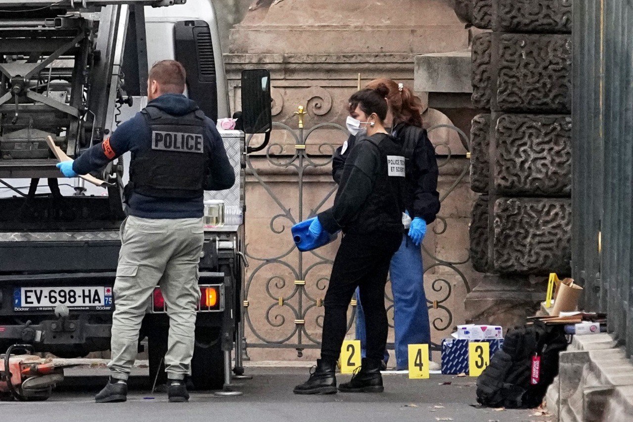 След грабителей Лувра привёл к гаражу но драгоценности не найдены Французские следователи обнаружили гараж который использовали преступники ограбившие Лувр 19 октября 2025 года На него вышли благодаря анализу камер и ДНК с брошенного оборудования Грабители привезли в гараж некоторые из украденных украшений но спустя несколько дней заметили камеры видеонаблюдения и решили увезти драгоценности в неизвестном направлении ℹ  В гараже драгоценности не нашли есть опасения что 8 бесценных предметов из сапфирового и изумрудного набора украшений стоимостью около 88 млн евро могли быть разобраны и переплавлены Задержаны минимум восемь подозреваемых Поиски похищенных реликвий включенных в базу данных Интерпола продолжаются сообщает Le Parisien Подпишись на primulinmd