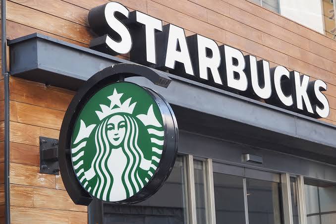 Starbucks закроет сотни кофеен и уволит 900 сотрудников пишет CNN Отмечается что заведения закрываются из за их низкой эффективности