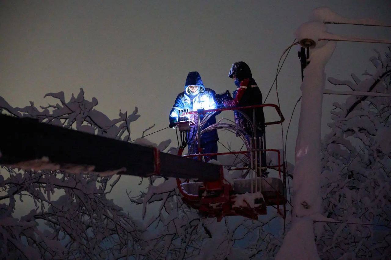 Более 300 специалистов Тулэнерго восстанавливают электроснабжение в Тульской области   newstula ru fn 1783055 html В условиях сильной непогоды с ледяным дождем снегом и сильным ветром энергетики Тулэнерго перешли на усиленный режим работы устраняя последствия стихии в Тульской области   Прислать новость Подписаться   Мы в MAX