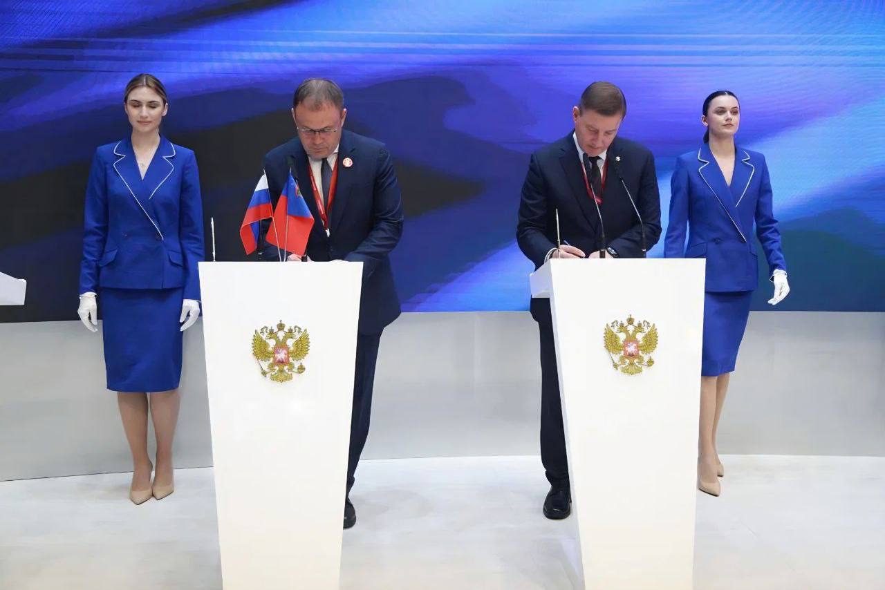 Вместе с губернатором Кузбасса Ильёй Середюком утвердили на ПМЭФ план мероприятий по соглашению о сотрудничестве между нашими регионами. Оно было подписано еще в 2019 году, но не имело предметного наполнения. Сегодня нас связывает не только общая граница, но также богатые культурные связи и серьезные экономические перспективы. В том числе совместное развитие туризма в контексте «Большой Сибири». По всем направлениям создадим «дорожную карту» с конкретными мероприятиями и датами. Чтобы план реально «работал». В сфере торговли между регионами наладим реализацию продукции наших сельхозтоваропроизводителей. Также договорились об обмене специалистами в сфере здравоохранения. Практика приезда врачей узких специальностей к нам в Республику из других регионов уже положительно себя зарекомендовала. Готовы перенимать опыт коллег из Кузбасса. Добрососедские отношения и сотрудничество будем укреплять совместной работой на результат.