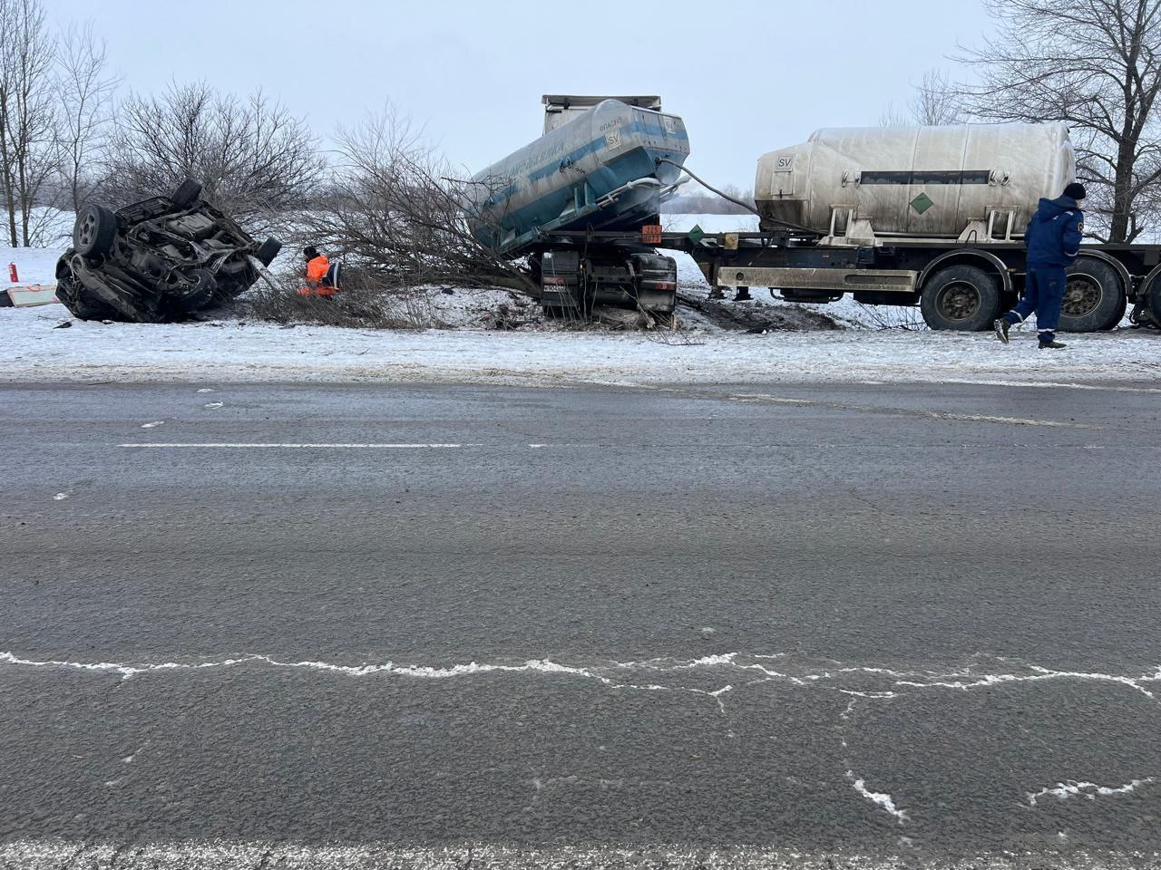 Смертельная авария с участием большегруза произошла в Ростовской области  ДТП случилось накануне на трассе Новочеркасск — пос. Каменоломни.  Водитель за рулем «Шевроле Трейблейзер» ехал в поселок, зацепил обочину и выехал на встречку, где столкнулся с «Мерседес Бенц Акторс», который перевозил цистерны. Об этом рассказали в Госавтоинспекции.  «Мерседес» съехал с дороги и врезался в дерево.  Водитель легковушки скончался. Стражи порядка устанавливают все обстоятельства произошедшего.  Фото: Госавтоинспекция Ростовской области.  «ДОН 24»