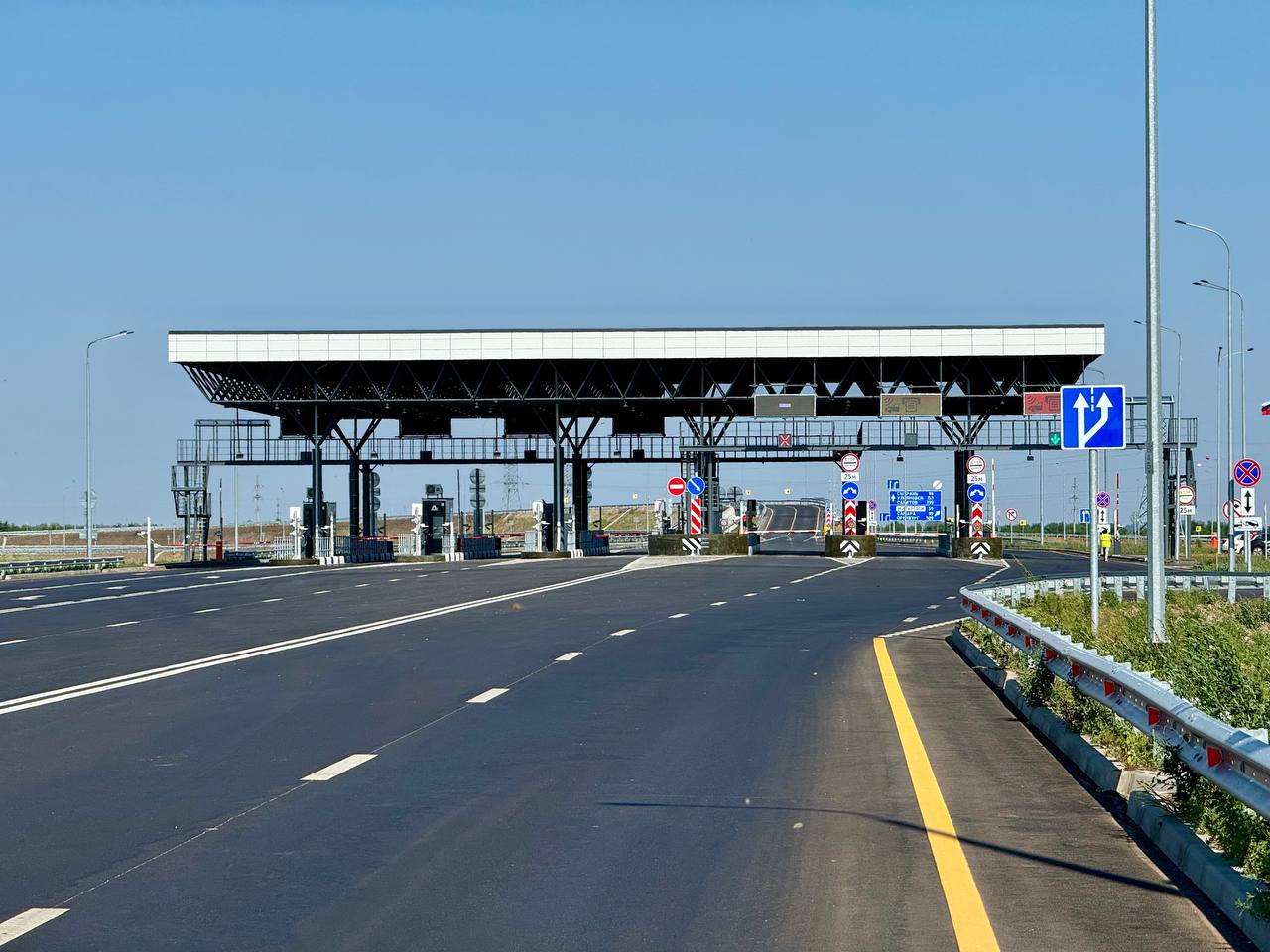 Платную трассу Обход Тольятти 19 декабря закрывали из за атаки БпЛА ВСУ рано утром ударили беспилотниками по предприятиям Тольятти и Новокуйбышевска Об этом сообщил губернатор Самарской области Вячеслав Федорищев Удары отражены пострадавших нет На местах падений обломков БПЛА работают оперативные службы На территории области введен режим КОВЁР написал он в своем канале в мессенджере в MAX Вячеслав Федорищев также добавил что в целях обеспечения безопасности водителей временно ограничено движение по обходу Тольятти и напомнил о запрете на съемку работы ПВО и последствий атак вражеских беспилотников Дорогу Обход Тольятти закрыли с восьми утра В 10 10 местного времени в ТГ канале оператора трассы появилось сообщение о том что движение восстановлено   oboz info platnuyu trassu obhod tolyatti 19 dekabrya zakryvali iz za ataki bpla