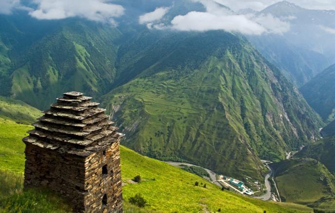 Реализация 87 инвестиционных проектов общей стоимостью более 22 млрд рублей запланирована в 2026 году в горных районах Чечни Новые объекты появятся в таких сферах как электроэнергетика туризм и гостиничное дело торговля и общественное питание животноводство Кроме того в рамках государственных программ в горных районах будут осуществлены строительство и ремонт 41 объекта в сфере образования социального развития жилищно коммунального хозяйства и дорожной отрасли общей стоимостью свыше 5 4 млрд рублей