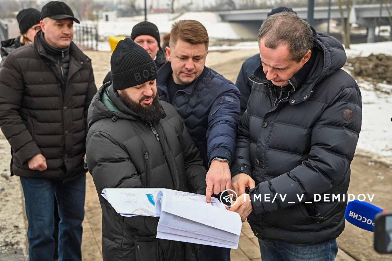 В этом году полностью преобразится еще одно знаковое общественное пространство на правом берегу Северского Донца   По инициативе губернатора Вячеслава Владимировича Гладкова идет работа по благоустройству Центрального пляжа Белгорода в рамках масштабного проекта "Берега". Вместе с главой региона выехали на объект.  На строительной площадке кипит работа. Ежедневно  задействовано не менее 40 рабочих и 15 единиц техники подрядной организации. Строители занимаются монтажом свай под пешеходный настил. Уже смонтировали площадки под три павильона, где в будущем будет располагаться пункт проката и другие службы. На 80% выполнены работы по обустройству инженерных коммуникаций.   Нам предстоит полностью преобразить пляжную зону, создать новые и сохранить существующие точки притяжения. Так, уже около 40 лет на Центральном пляже занимаются участники клуба закаливания «Белгородец»: совсем юные горожане и представители старшего поколения, которые привыкли к этому месту. Мы постарались не нарушать многолетних традиций, и все преобразования заранее обсуждали с активистами. Уверен, в будущем количество любителей зимнего плавания в Белгороде будет расти.  Конечно, у общественного пространства появятся и новые функции. Например, мы планируем создать арт-кластер "Берега искусства", где будут развиваться уникальный парк скульптур и яркие культурные форумы.