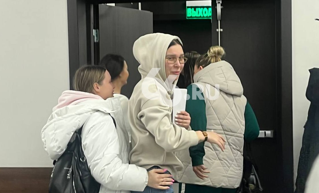 За фейковую беременность признали виновной бывшую участницу Дома 2 и экс девушку Гуфа Академический районный суд Екатеринбурга приговорил к 5 годам колонии общего режима Яну Макарову обвиняемую в мошенничестве передает корреспондент 66 RU Девушке отстрочили отправку в место лишения свободы до 2035 года из за наличия 4 летнего ребенка Макарова обманула предпринимателя из Екатеринбурга Она вымогала у него деньги на поддержание беременности и улучшение жилищных условий считает следствие Всего женатый возлюбленный отдал ей 23 млн рублей Вину она не признала Впоследствии она показала предпринимателю якобы свидетельство о рождении ребенка   Новости из Екатеринбурга