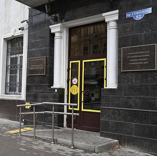 Жителя Запорожья осудили в Ростове на 20 лет за попытку подрыва предпринимателя Южный окружной военный суд признал жителя Запорожской области Алексея Попадейкина виновным в участии в террористическом сообществе, подготовке террористического акта, незаконном хранении и изготовлении взрывных устройств, а также обучении террористической деятельности. В 2022 году он вступил в террористическую группу, перевозил и хранил взрывчатку, готовил взрывное устройство и собирал информацию для покушения на предпринимателя, кормящего российских военных. План совершения теракта не был реализован – Попадейкин был задержан. Суд приговорил его к 20 годам лишения свободы и штрафу 700 тысяч рублей.
