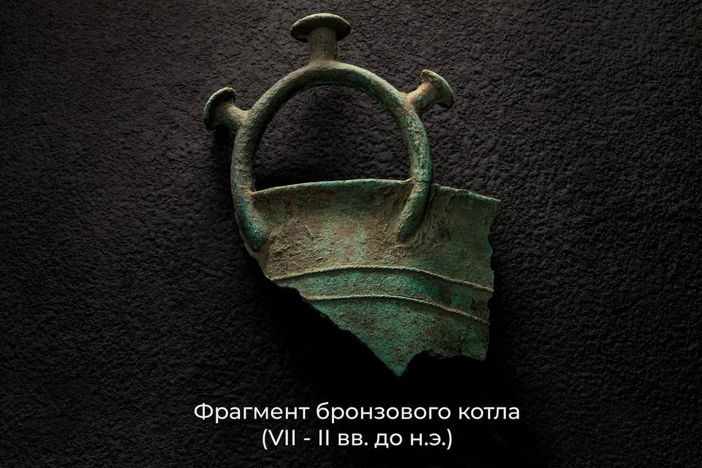 Наконечники стрел и каменная рыбка: в Енисейском районе нашли предметы из каменного и железного веков  В Красноярском крае при реконструкции трассы Енисейск — Высокогорский археологи нашли немало предметов из далекого прошлого. Об этом рассказали в КрУДоре.  Археологический памятник «Поселение Маклаковская протока-1» расположен на правом берегу реки Енисей неподалеку от села Городище. Объект был открыт археологом Красноярского краеведческого музея, Михаилом Баташевым. В ходе раскопок в 2024 году там было найдено большое количество керамики, орудий труда эпохи раннего Средневековья.  Также было установлено, что люди населяли это место еще железном веке — более 2 тыс. лет назад. Среди находок этого периода, много изделий из бронзы: наконечники стрел, ножи, бляхи с изображением грифона. Особый интерес представляют фрагмент бронзового котла скифского типа и остатки 5 металлургических горнов.  Самые ранние следы человека на поселении Маклаковская протока-1, относятся к новому каменному веку, им около 6 тыс. лет. Этим временем датируются, найденные на памятнике каменные ножи и наконечники стрел, а также каменная рыбка-приманка.  Всего археологами было изучено почти 12 тысяч квадратных метров территории и найдено более 12 тысяч артефактов различных эпох. Все они после изучения будут переданы в музейный фонд РФ.  Newslab