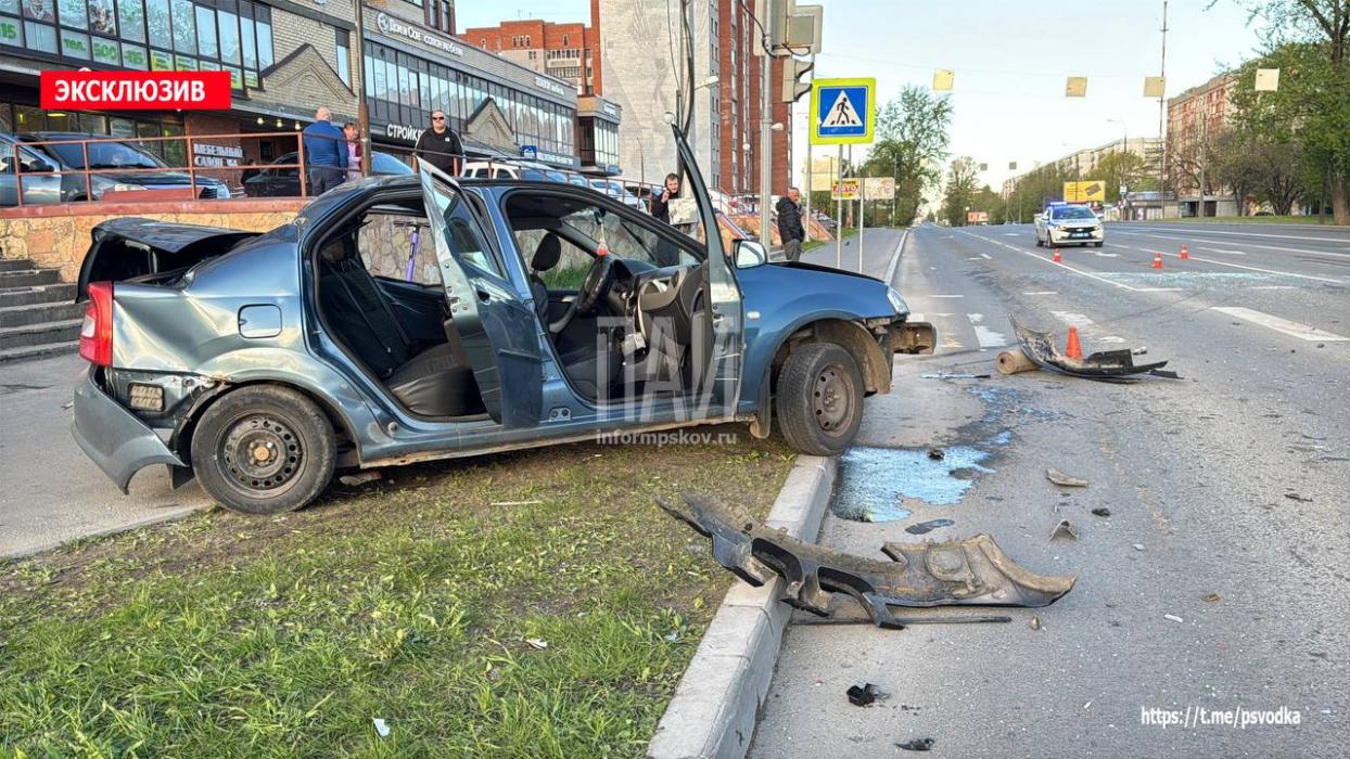 В результате ДТП, произошедшего на перекрёстке в Пскове, пострадала женщина Сегодня утром а пересечении Рижского проспекта и Юбилейной улицы столкнулись два автомобиля. По предварительным данным, водитель BMW, предположительно, находившийся в состоянии алкогольного опьянения, двигался по Рижскому проспекту и совершил наезд на Renault. В результате ДТП пассажирка Renault была доставлена в больницу бригадой скорой помощи. На месте происшествия работают спасатели и медики. Сотрудники полиции проводят расследование для установления всех обстоятельств аварии. Источник: ПАИ #чтовПскове