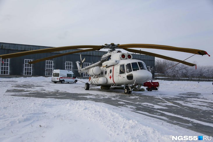 Глава Минздрава Дмитрий Маркелов рассказал об итогах работы санавиации за 2025 год По данным министра всего за минувший год вертолеты совершили 275 вылетов для эвакуации экстренных пациентов Больных доставляли в крупные стационары Омска и Тары Приоритет в эвакуации санитарным транспортом отдается пациентам с инсультами и инфарктами где скорость медицинской помощи сказывается на дальнейшем прогнозе выздоровления За прошлый год удалось таким образом помочь более 120 омичам сообщил Маркелов Срочная медпомощь оказывается и детям за год санитарными вертолетами эвакуировано 60 юных омичей включая новорожденных В том числе это были недоношенные малыши в сроках от 29 до 33 недель которых везли в специальном приспособлении кювезе Всего силами воздушных медиков за 2025 год удалось спасти более 330 омичей