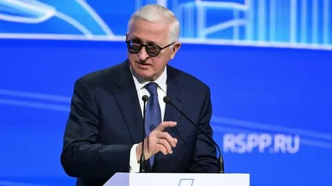 Более слабый рубль мог бы позволить избежать значительного повышения налогов считает глава РСПП Александр Шохин От ослабления рубля могли бы выиграть не только экспортеры как иногда пишут но и бюджет мог бы выиграть все производители вся экономика могла бы выиграть потому что за счет появления такого источника доходов бюджета как доходы от экспорта можно было бы и налоги не повышать в том объеме в котором они повышались заявил Шохин К концу 2026 года мы хотели бы видеть ключевую ставку в 12 инфляцию в диапазоне 4 5 курс рубля 90 95 за доллар сказал Шохин jkinvest news jkinvest