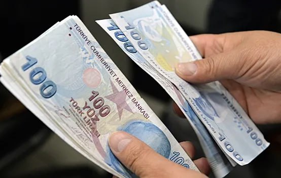 Турция повысила налог на доходы по вкладам в лирах и паевым инвестиционным фондам ПИФ , чтобы снизить дефицит бюджета, сообщает Bloomberg. Согласно указу президента Турции Реджепа Тайипа Эрдогана, налог на доходы по вкладам сроком до шести месяцев увеличен c 15 до 17,5%, на депозиты до года — с 12 до 15%. Доходы от ПИФ, за исключением долгосрочных фондов недвижимости и венчурных, — с 15 до 17,5%. Ранее в турецком Минфине признали, что дефицит бюджета может превысить цель в 3,1% к ВВП, заложенную на 2025 год из-за более низких, чем ожидалось, доходов. За первые пять месяцев года дефицит достиг 650 млрд лир $16 млрд , что на 38% выше, чем за тот же период годом ранее. Решение может затруднить кампанию Центробанка страны по дедолларизации экономики. Как отметил инвестиционный директор Ata Portfoy Батухан Озсахин, поскольку повышение налогов затронет продукты в лире, «у инвестора нет особой альтернативы при переходе с одного продукта на другой».