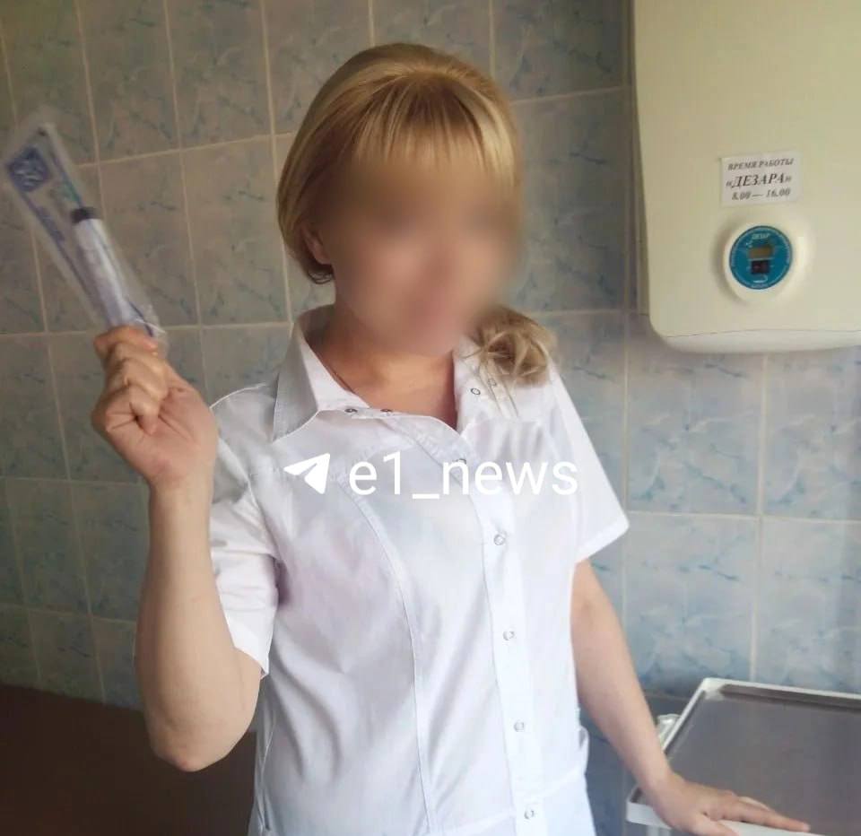 Сосед зарезал медсестру в общежитии на Вторчермете Трагедия произошла сегодня утром на улице Агрономической По словам очевидцев мужчина сначала ударил ножом в ногу свою сожительницу а затем зашёл в комнату к соседке и расправился с ней Подозреваемого в убийстве задержали 39 летний мужчина был пьян и вспылил во время конфликта пишет Е1 со ссылкой на силовиков Подписаться Прислать новость