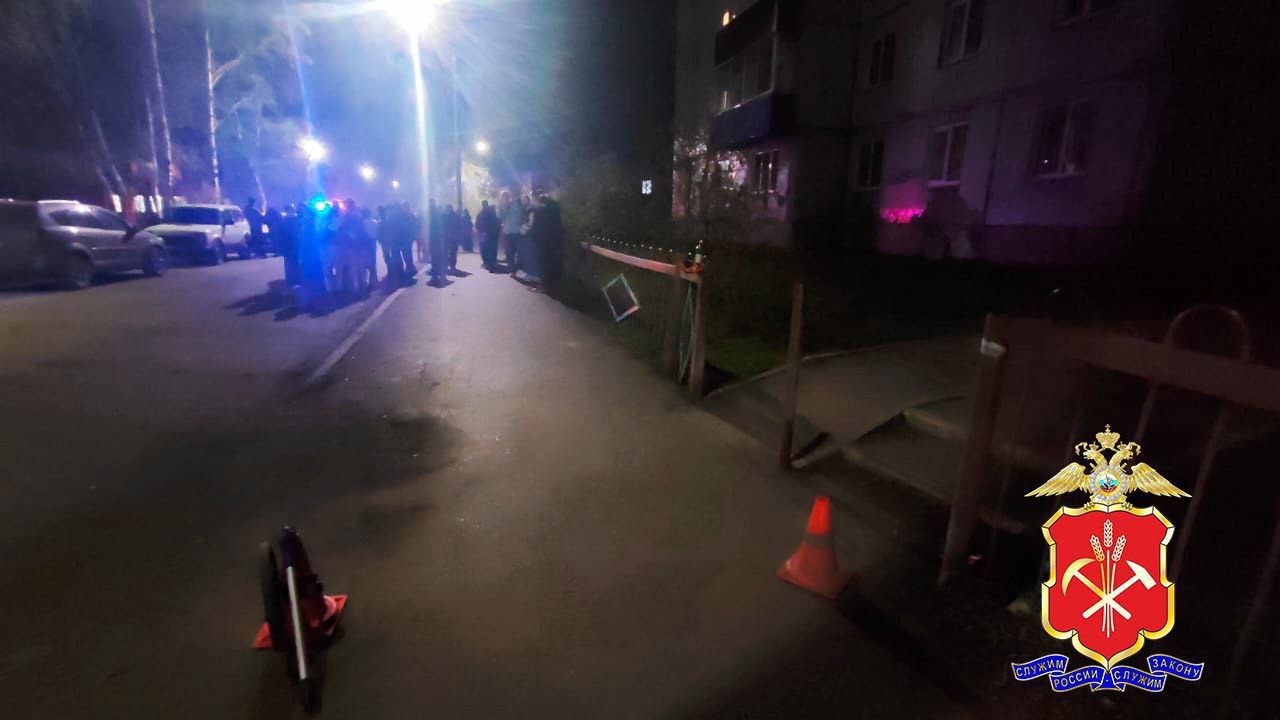 В Прокопьевске несовершеннолетний мотоциклист предстанет перед судом по обвинению в совершении ДТП, в результате которого пострадала женщина Следствием установлено, что в мае, отчим разрешил подростку прокатиться возле дома в частном секторе. Однако тот самовольно выехал на дорогу. В результате нарушитель не справился с управлением и сбил стоявшую на тротуаре 48-летнюю горожанку. В результате потерпевшая получила травмы, квалифицированные как тяжкий вред здоровью. В отношении несовершеннолетнего составили 5 протоколов: за управление транспортом без прав, езду без страховки и другие нарушения. Кроме того, он стал фигурантом уголовного дела, которое направлено в суд. Санкции статьи обвинения предусматривают в качестве максимальной меры наказания 3 года лишения свободы.
