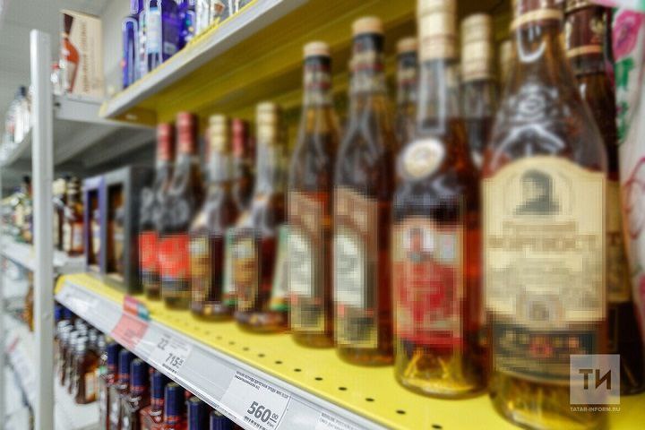 За пять месяцев 2025 года в Новошешминском районе проведены 22 мероприятия по контролю за оборотом алкоголя За январь-май 2025 года сотрудниками территориального органа в рамках выполнения «Программы профилактики рисков причинения вреда ущерба охраняемым законом ценностям Госалкогольинспекции РТ в сфере регионального государственного контроля надзора в области розничной продажи алкогольной и спиртосодержащей продукции на 2025 год» выдано подконтрольным субъектам 17 предостережений о недопустимости нарушений обязательных требований, проведён 1 профилактический визит, оказано 4 консультирования в режиме ВКС. По выявленным фактам правонарушений приняты следующие меры: — 1 постановление вынесено Новошешминским районным судом Республики Татарстан по ч.1 ст.14.17.1 КоАП РФ в размере 15 000 рублей. Государственная инспекция Республики Татарстан по обеспечению государственного контроля за производством, оборотом и качеством этилового спирта, алкогольной продукции и защите прав потребителей. #Шешминскаяновь