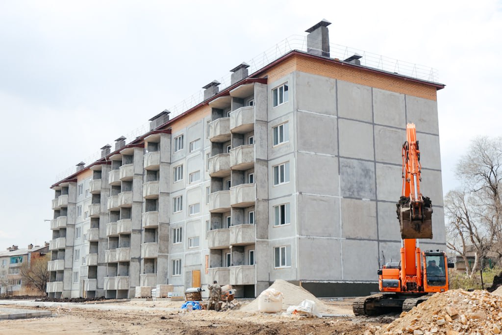В Ханкайском округе до конца года сдадут дом для детей-сирот До конца 2025 года в Ханкайском округе Приморского края планируется ввести в эксплуатацию пятиэтажный дом для детей-сирот. Строители компании «ГлавМонтажОбъединение» завершают отделочные работы и благоустройство здания. Это первый в округе специализированный жилой дом для данной категории граждан. В новом здании квартиры получат 85 человек. Программа обеспечения жильём детей-сирот будет продолжена в Приморье, что особенно важно для развития сельского хозяйства в округе.