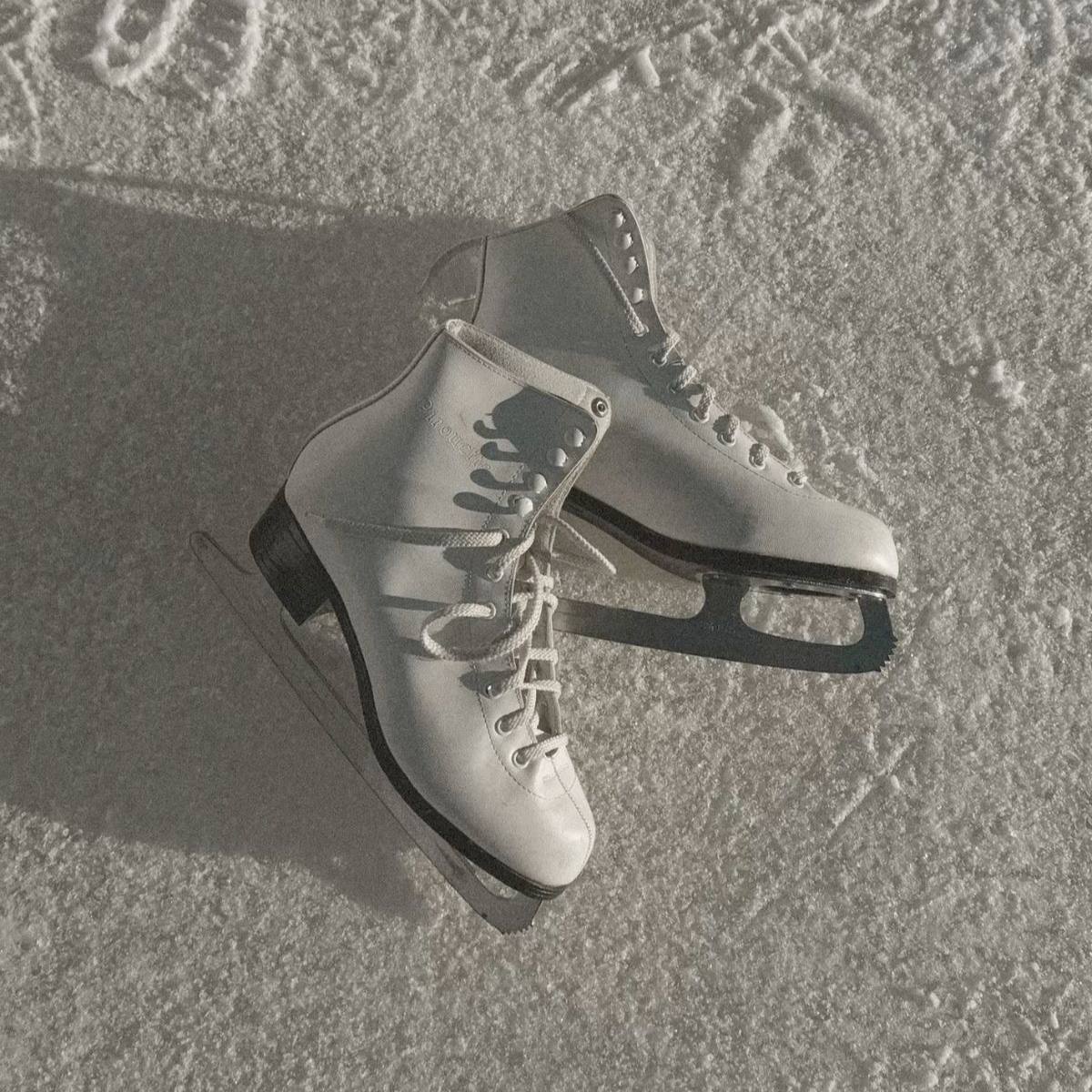 За травму на катке можно получить компенсацию до 1 млн рублей адвокат Это возможно когда падение произошло из за дефектов катка например трещин во льду или опасных бортов Чтобы зафиксировать случай советуют вызвать скорую прямо на каток и оформить травмы на месте Подписаться Написать нам