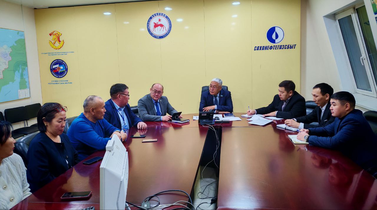 Встреча с делегацией Момского района Сегодня провел рабочую встречу с представителями Момского района главой Индигирского национального наслега Прокопием Федоровым главой Улахан Чистайского национального наслега Ильей Слепцовым главой Тебюляхского национального наслега Евгенией Герасимовой и депутатом районного совета Серафимом Мараказовым Говорили откровенно и по делу За последние три года в районе произошло две чрезвычайные ситуации Это летний паводок 2025 года и биолого социальная ЧС связанная с заготовкой сена Паводок затронул десятки дворовых территорий в селах Хонуу Буор Сысы и Соболох Ситуация сложная но благодаря оперативной работе Службы спасения Якутии последствия были локализованы На встрече договорились 1 До конца года направить в район методическую помощь для разработки недостающей документации 2 В первом квартале 2026 года провести обучающий семинар для глав поселений и ответственных за ГО и ЧС 3 Проработать вопрос оснащения пунктов управления средствами связи и оповещения Безопасность это не только ликвидация последствий но в первую очередь профилактика подготовка и четкое взаимодействие Рад что диалог получился конструктивным Готовы помогать и поддерживать Момский район в этой важной работе С уважением t me dmitriylepchikov