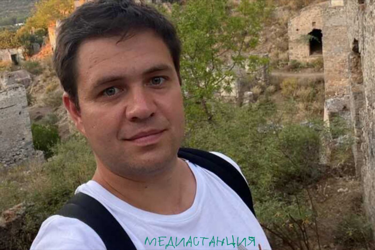 История задержания главреда Baza продлилась до 20 сентября.  Согласно постановлению Мосгорсуда, признавшего законность ареста, Глеб Трифонов, возглавляющий ИА Baza, остаётся в СИЗО до конца сентября. Против журналиста выдвинуто обвинение в системной даче взятки должностным лицам.   Ранее защита Трифонова просила о мере пресечения без заточения под стражу, упирая на недостаточность предоставленных доказательств прокурором в пользу того, что Трифонов склонен к побегу. Адвокат даже предлагал внести залог в размере ₽3 млн рублей. Сам же главред обратился к суду с просьбой предоставить ему то задержание на время расследования, которое бы позволило ему остаться с семьёй, но увы.   Также под стражей остаётся коллега Трифонова, Татьяна Лукьянова. Ни один из журналистов вины не признаёт.