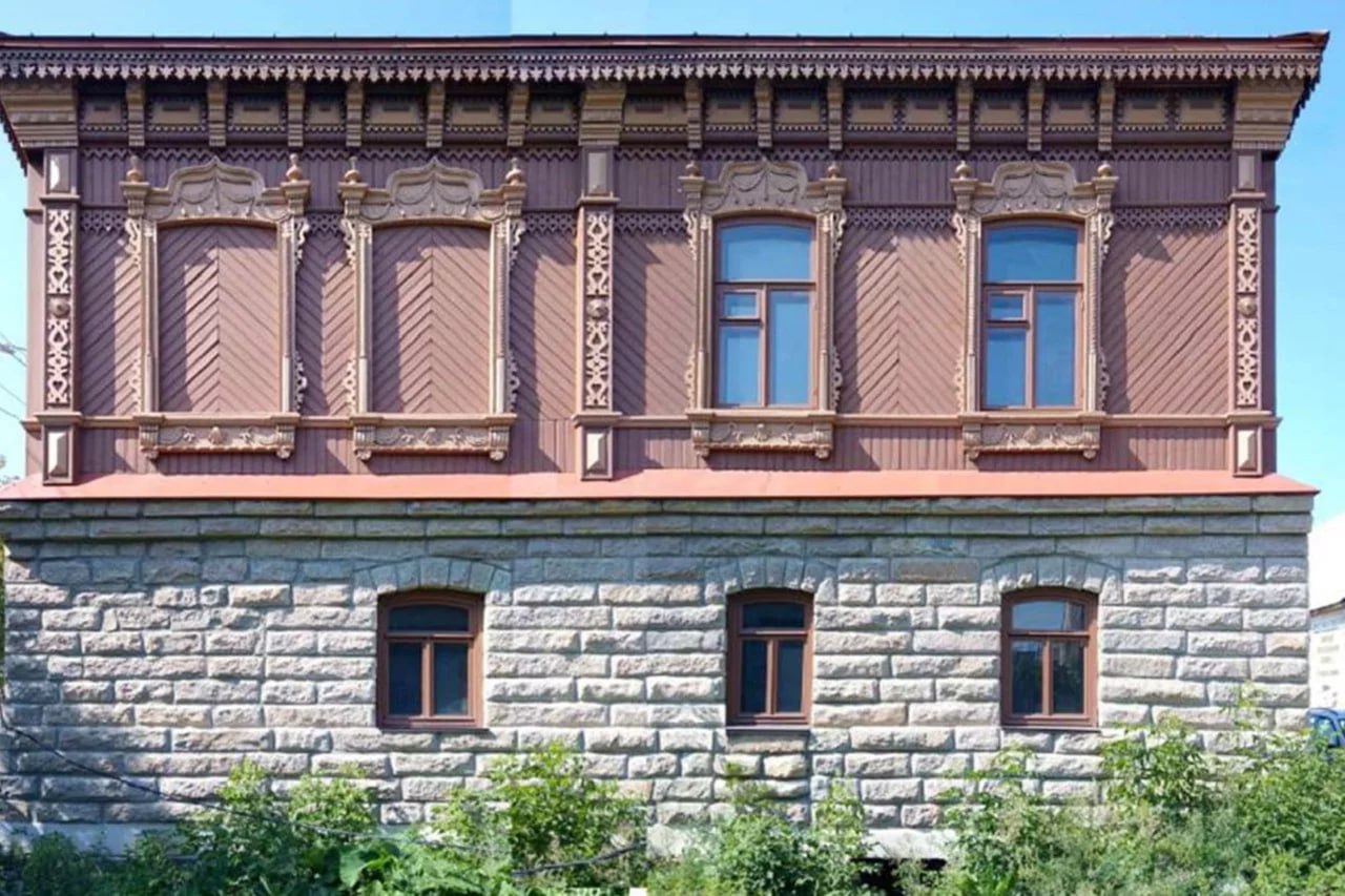 Дом начала XX века отреставрируют в центре Челябинска  Речь, идет, как пояснили в ведомстве, о доме на улице Труда, 58. Историки предполагают, что он принадлежал Василию Григорьеву, который в начале прошлого столетия занимался изготовлением минеральных и фруктовых вод. Здание же было построено в 1911-1912 годах и ранее располагалось по адресу улица Красноармейская, 60, но из-за строительства дорожной развязки спустя 100 лет, в 2011-м году, было перенесено на свое нынешнее место.  До наших дней дошла оригинальная конструкция дома, а также деревянные фасады, украшенные резьбой, и каменные детали. В ходе реставрации это планируют сохранить, а также восстановить некоторые элементы. В частности, укрепить фундамент и защитить его от влаги, а само здание – от насекомых-вредителей. Также на входах сделают деревянные крыльца с резным декором, а внутри проведут частичную перепланировку. Благоустройство затронет и прилегающую территорию. После реставрации внутри планируют организовать культурно-досуговый центр.    Фото: Госкомитет охраны объектов культурного наследия Челябинской области    Вести Южный Урал   Челябинск