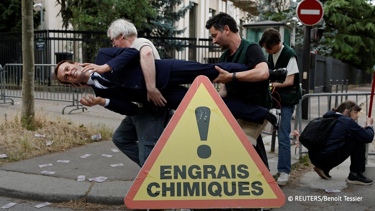 Статую Макрона украли из музея восковых фигур в Париже, сообщило радио Franceinfo. Две женщины и мужчина, переодевшись в сотрудников музея, вынесли ее через аварийный выход, завернув в плед. Позже неизвестный мужчина связался с музеем. Он представился активистом Greenpeace признана в РФ нежелательной и взял на себя ответственность за содеянное.