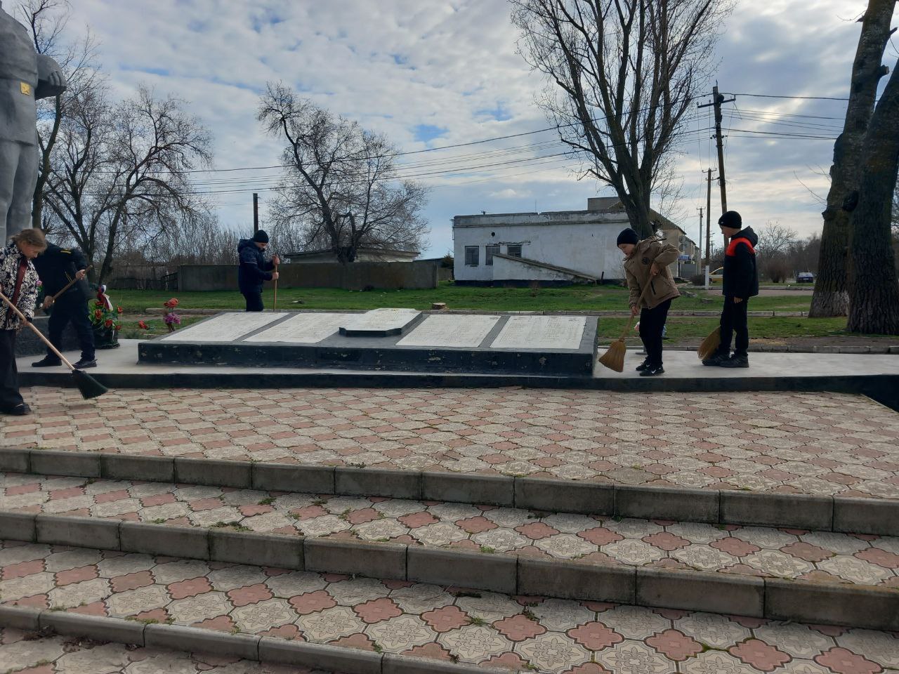 В Скадовском округе школьники провели уборку на территории памятника Великой Отечественной войны   В рамках акции "Трудовой десант" ребята из волонтерского отряда "Надежда" убрали сухую листву и привели в порядок территорию возле мемориала.  "Данная акция стала важным событием для формирования патриотического духа у молодежи", — подчеркнули в Администрации Скадовского округа.    ПОДПИСАТЬСЯ НА ТАВРИЮ