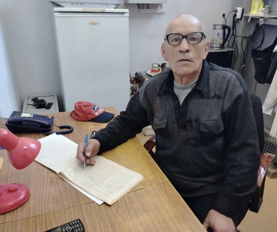 5 тыс человек нашли работу в 2025 году с помощью кадровых центров Хабаровского края Наиболее востребованными на рынке труда остаются специалисты в сфере управления торговли транспорта и инженерно технического обеспечения  Карьерные консультанты оказывают соискателям всестороннюю помощь на всех этапах поиска работы Они также направляют граждан на бесплатное переобучение или повышение квалификации Вячеслав Аникин искавший работу год обратился в кадровый центр Верхнебуреинского района После консультации его временно трудоустроили оператором теплового пункта в АО ХЭС а затем заключили постоянный трудовой договор Я очень благодарен кадровому центру Консультанты помогли мне поверить в себя найти работу которая мне нравится и убедиться что мой опыт по прежнему ценен поделился Вячеслав Услуги кадровых центров предоставляются бесплатно телефон горячей линии 8 800 511 70 18 ХАБАРОВСКИЙ КРАЙ в МАХ