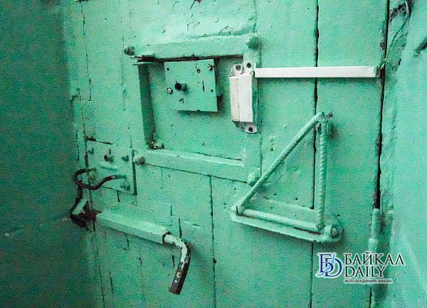 В Бурятии экс-министра сельского хозяйства опять не выпустили из СИЗО Накануне Советский райсуд продлил содержание под стражей бывшему министру сельского хозяйства Бурятии Галсану Дарееву. С соответствующим ходатайством туда обратилось следствие. Экс-главу ведомства оставили в СИЗО ещё на месяц – до 22 августа. Его обвиняют в превышении должностных полномочий по части 2 и пункту «е» части 3 статьи 286 , а также получении взятки по пункту «б» части 5 статьи 290 Уголовного кодекса РФ . Служители Фемиды учли болезненное состояние здоровья Дареева и его близких родственников, наличие места жительства, отсутствие судимостей, удовлетворительную характеристику и возможность нахождения под домашним арестом. Однако всё это не сочли достаточным для отмены или смягчения действующей меры пресечения. Постановление пока не вступило в законную силу