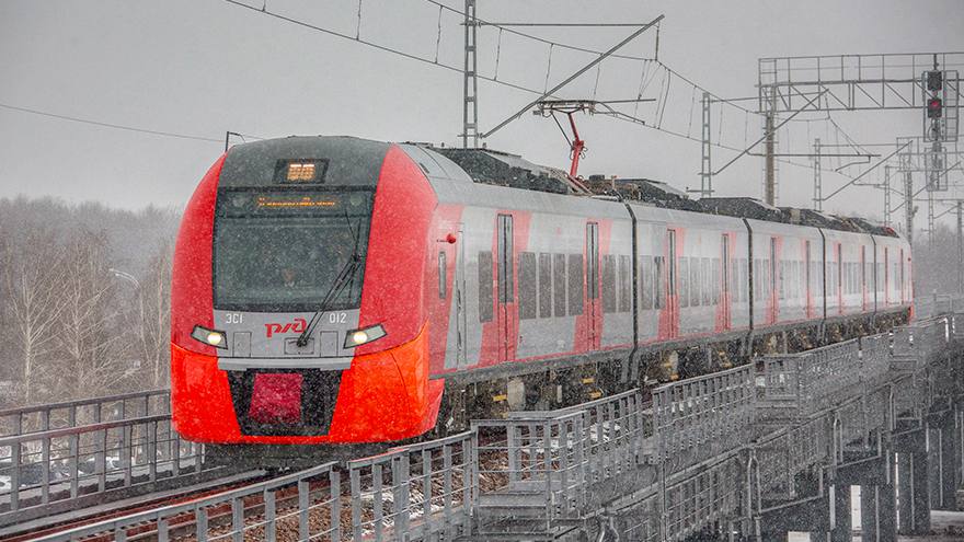 Дополнительные Ласточки к Новому году Дополнительные скоростные поезда 745 746 Ласточка будут курсировать на Горьковской железной дороге по маршруту Нижний Новгород Киров в период новогодних праздников Составы будут курсировать ежедневно с 26 декабря 2025 года по 12 января 2026 года Поезд 746 будет отправляться из Нижнего Новгорода в 06 00 и прибывать в Киров в 10 59 Поезд 745 будет отправляться из Кирова поезд в 17 00 и прибывать в столицу Приволжья в 21 59 Оформить проездные документы можно через мобильное приложение РЖД Пассажирам на сайте ОАО РЖД а также в билетных кассах дальнего следования