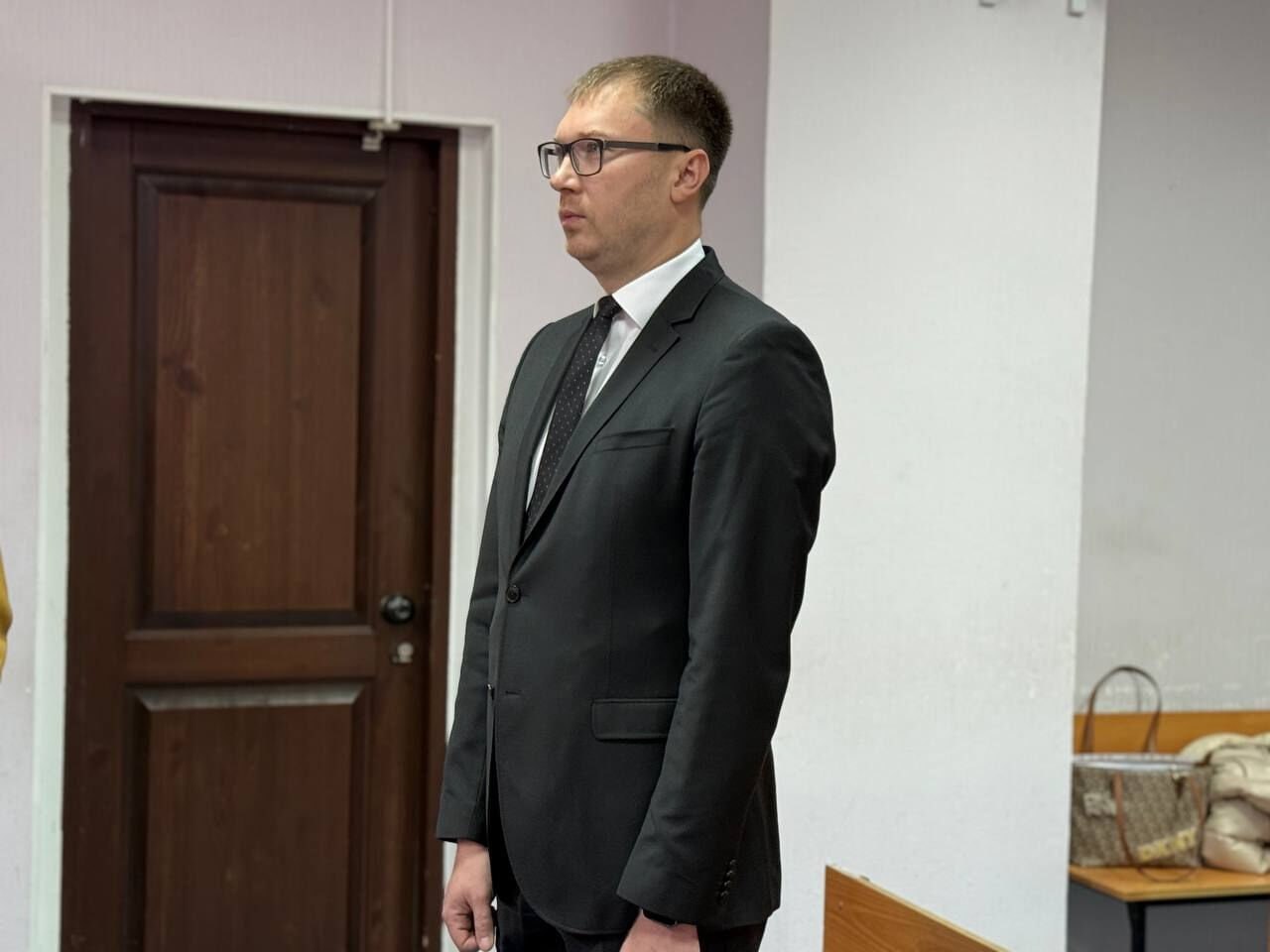 Экс замначальника Ростехнадзора отделался условкой за взятку в Кемерове Рудничный районный суд Кемерова в понедельник 10 ноября вынес приговор заместителю руководителя Сибирского управления Ростехнадзора Виктору Бродту сообщают областная прокуратура и Следком Установлено что в декабре 2024 года Бродт на улице Весенней в Кемерове получил 120 тысяч рублей от руководителя Кузбасского центра научно технического обеспечения промышленной безопасности За взятку чиновник должен был специально находить нарушения на котельных в Бийском районе чтобы был повод заключать контракты на ремонт на общую сумму 1 85 млн рублей Также осужденный помогал подписывать акты выполненных работ вопреки оставшимся нарушениям Силовики задержали фигуранта и арестовали его имущество на 2 85 млн рублей Бродт признал вину и раскаялся Суд назначил виновному наказание в виде 2 лет лишения свободы условно с испытательным сроком 2 года а также со штрафом в размере 1 млн 200 тыс рублей сказали в прокуратуре Осужденному на два года запретили быть руководителем его лишили классного чина госсоветника и конфисковали 120 тысяч рублей Подписаться на VSE42 Ru Подписаться на нас в MAX