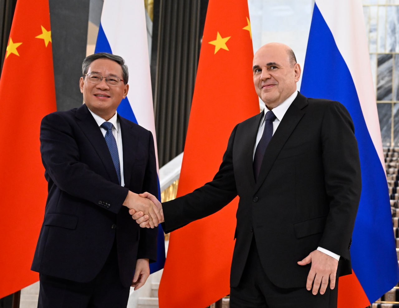 Михаил Мишустин встретился с премьером Госсовета КНР Ли Цяном Председатель правительства РФ в начале беседы отметил устойчивость российско китайского сотрудничества к внешним вызовам отдельно указав на стратегический характер взаимодействия в энергетике и эффективность гуманитарных проектов в частности перекрестных Годов культуры России и Китая Михаил Мишустин подчеркнул важность создания новых точек роста Он также призвал защищать общие интересы укреплять промышленный и технологический суверенитет обеспечивать комфортные условия для ведения бизнеса на рынках России и Китая Экономическая составляющая играет все более заметную роль и в работе ШОС заметил российский премьер министр РФ и КНР по его словам плотно взаимодействуют в рамках этой международной организации Ли Цян выразив благодарность за теплый прием в Москве заявил что его визит в Россию преследует две цели С одной стороны тесно взаимодействовать с российскими коллегами для успешного проведения 24 го заседания Совета глав правительств ШОС а с другой стороны провести дополнительную сверку часов по вопросам двустороннего сотрудничества чтобы углубить и реализовать конкретные задачи В завершение встречи премьер Госсовета КНР выразил готовность постоянно укреплять взаимовыгодные российско китайские связи на благо народов обеих стран Китайская Панорама