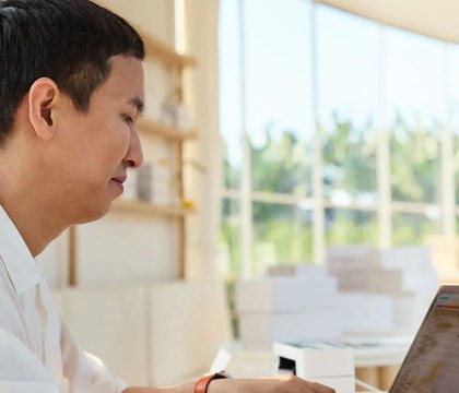 Сильнее всех опасаются ИИ молодые специалисты рост связанных с ИИ вакансий достиг 1587 Reuters Четыре из пяти работников ожидают что ИИ изменит их повседневные задачи а наиболее высокий уровень тревожности фиксируется среди молодых специалистов Такие результаты показало международное исследование кадровой компании Randstad на которое ссылается Reuters