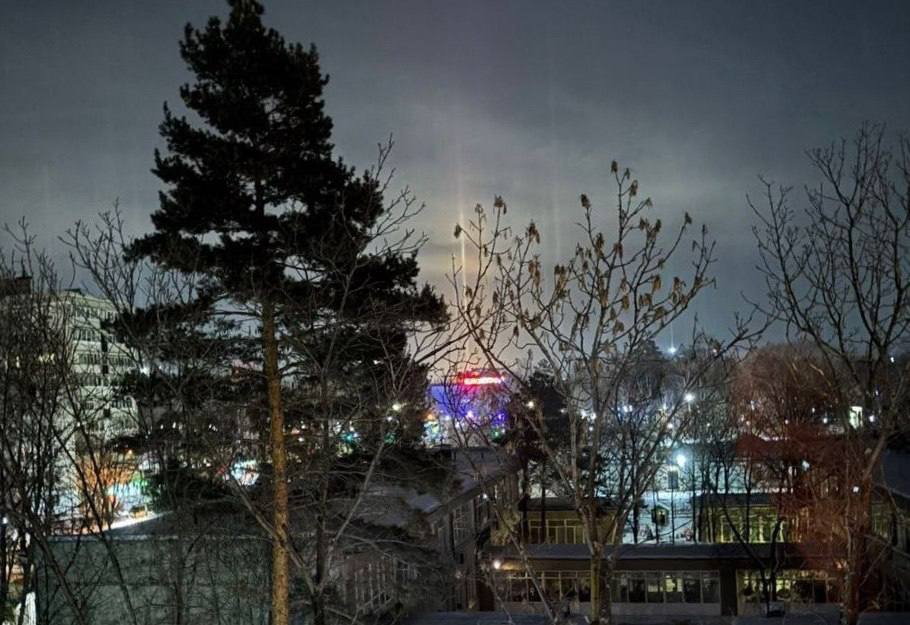 Ночное небо украсили завораживающие световые явления Сегодня ночью жители города смогли увидеть необычное зрелище над Хабаровском появились яркие световые столбы Эти атмосферные маяки были видны в разных районах Специалисты говорят что это результат преломления света в ледяных кристаллах при сильном морозе ниже 20 C Кстати Хабаровск