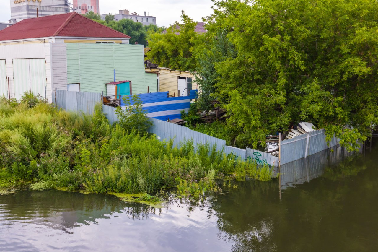 Роспотребнадзор ужесточит контроль за качеством питьевой воды в Челябинске Роспотребнадзор ужесточит надзор за качеством питьевой воды и состоянием водопроводно канализационных систем в Челябинской области Меры санитарно эпидемиологического контроля усилят в период весеннего паводка чтобы предупредить возникновение массовых инфекционных заболеваний среди населения Соответствующее постановление уже подписала заместитель главного санитарного врача региона Полина Емельяноваю Главам муниципалитетов рекомендовано обеспечить стабильную работу систем водоснабжения и водоотведения и уделить особое внимание качеству питьевой воды чтобы она соответствовала гигиеническим нормам подчеркивается в документе Также предстоит проверить состояние оборудования там где возможны подтопления и предусмотреть запасы дезинфицирующих средств Читайте о жизни города даже при сбоях интернета Подписывайтесь на Вечерний Челябинск в Мах