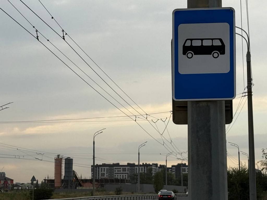 Власти Махачкалы приступили к реализации проекта создания выделенных полос для общественного транспорта и автобусов Первые пилотные проекты охватят два центральных проспекта В настоящее время проект первого этапа организации выделенной полосы для общественного транспорта включает ее внедрение на проспектах Акушинского и Имама Шамиля Создание выделенных полос позволит увеличить пропускную способность сократить время в пути для пассажиров и повысить привлекательность общественного транспорта отметил мэр Махачкалы Джамбулат Салавов