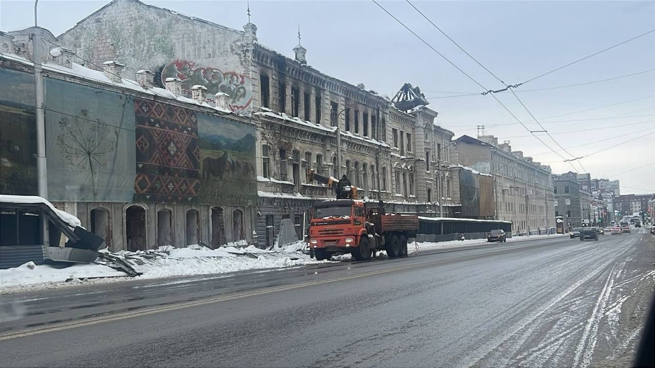 В Уфе под тяжестью снега и наледи обрушилась старая пешеходная конструкция на улице Карла Маркса.