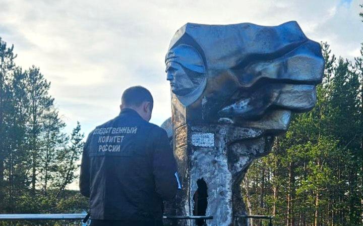 В Ревде расследуют поджог воинского захоронения и памятника летчикам Акт вандализма совершили 30 мая на территории мемориального комплекса "Холм Славы", сообщили в следственном комитете. Возбуждено уголовное дело по факту порчи воинского захоронения и памятника, установленного в честь защитников Родины времен Великой Отечественной войны. Проверяются видеозаписи с камер наблюдения. Проводятся все необходимые мероприятия, направленные на установление виновников инцидента. Фото: пресс-служба СУ СК России по Мурманской области Подпишись — Вести Мурман