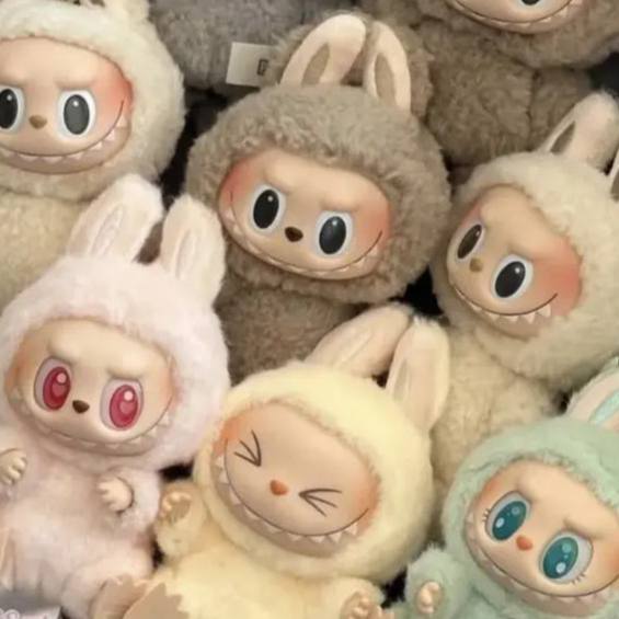 Слово лабубу попало в российские словари неологизмов Лингвисты квалифицируют лабубу как слово с неустоявшимся ударением а норма рода пока не установлена Подписаться Написать нам