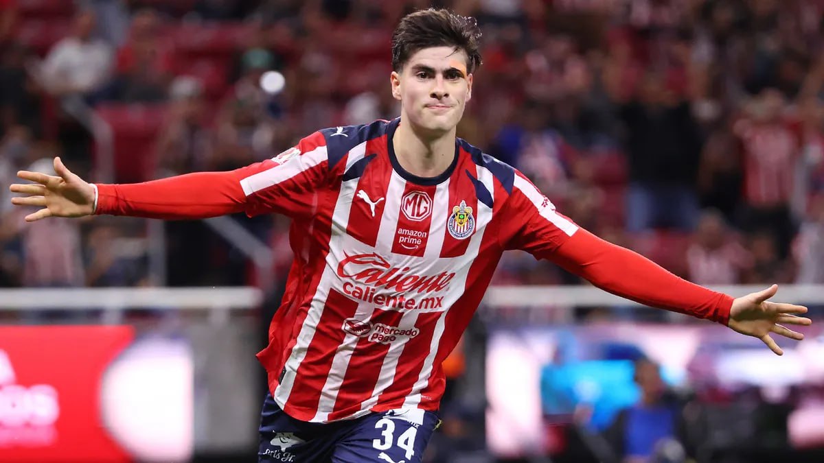 ЦСКА и Динамо интересуются форвардом Гвадалахары Гонсалесом Как стало известно Sport24 интерес к нападающему мексиканской Гвадалахары Армандо Гонсалесу проявляют Динамо и ЦСКА Также с представителями футболиста ранее контактировал Зенит Московские клубы в ближайшее время хотят обсудить условия перехода с самим футболистом Переговоры с Гвадалахарой могут начаться в ближайшее время В текущем сезоне 22 летний Армандо Гонсалес провел за Гвадалахару 18 матчей и забил 11 голов Портал Transfermarkt оценивает мексиканца в 2 5 миллиона евро